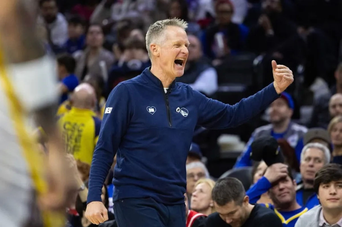 7 de febrero de 2024; Filadelfia, Pensilvania, EE. UU.; El entrenador en jefe de los Golden State Warriors, Steve Kerr, reacciona después de una anotación contra los Philadelphia 76ers durante el tercer cuarto en el Wells Fargo Center. Créditos: Bill Streicher-USA TODAY Sports