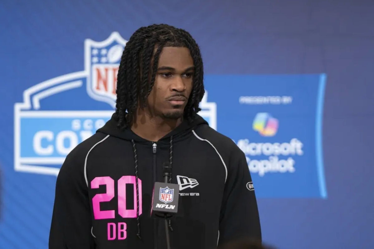 26 de fevereiro de 2026; Indianápolis, IN, EUA; O jogador de defesa do Tennessee, Jermod McCoy (DB20), conversa com membros da imprensa durante o NFL Combine no Indiana Convention Center. Crédito obrigatório: Jacob Musselman-Imagn Images