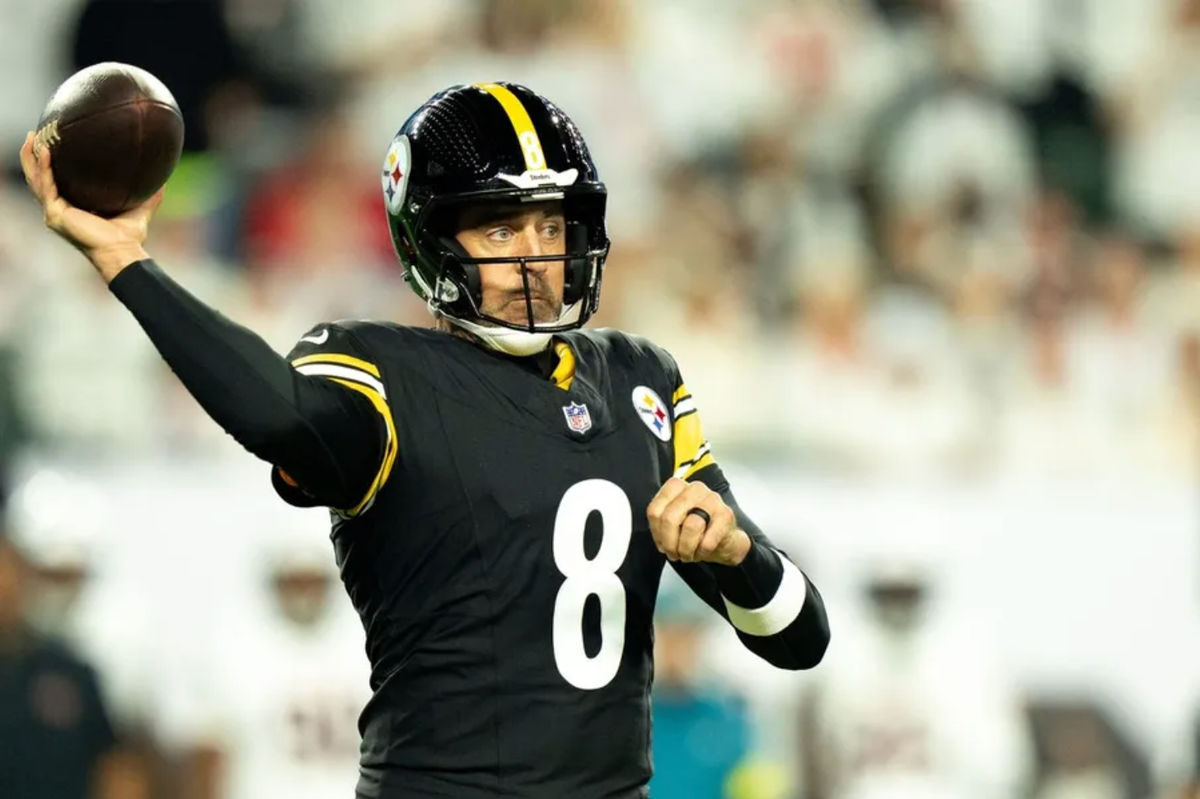 O quarterback do Pittsburgh Steelers, Aaron Rodgers (8), lança um passe no primeiro quarto do jogo da NFL entre o Cincinnati Bengals e o Pittsburgh Steelers no Paycor Stadium em Cincinnati em 16 de outubro de 2025.