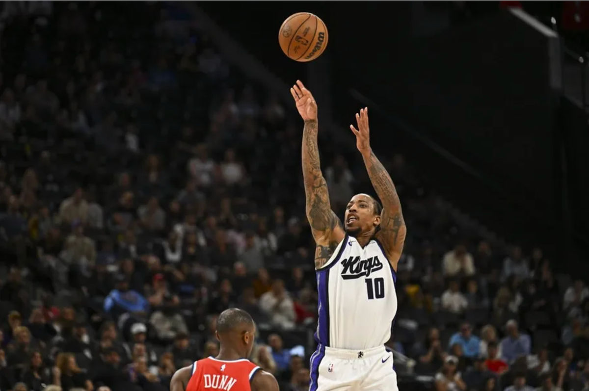 14 de marzo de 2026; Inglewood, California, EE. UU.; El escolta-alero de los Sacramento Kings, DeMar DeRozan (10), lanza a canasta ante el escolta de los LA Clippers, Kris Dunn (8), durante la segunda mitad en el Intuit Dome. Crédito obligatorio: Jonathan Hui-Imagn Images