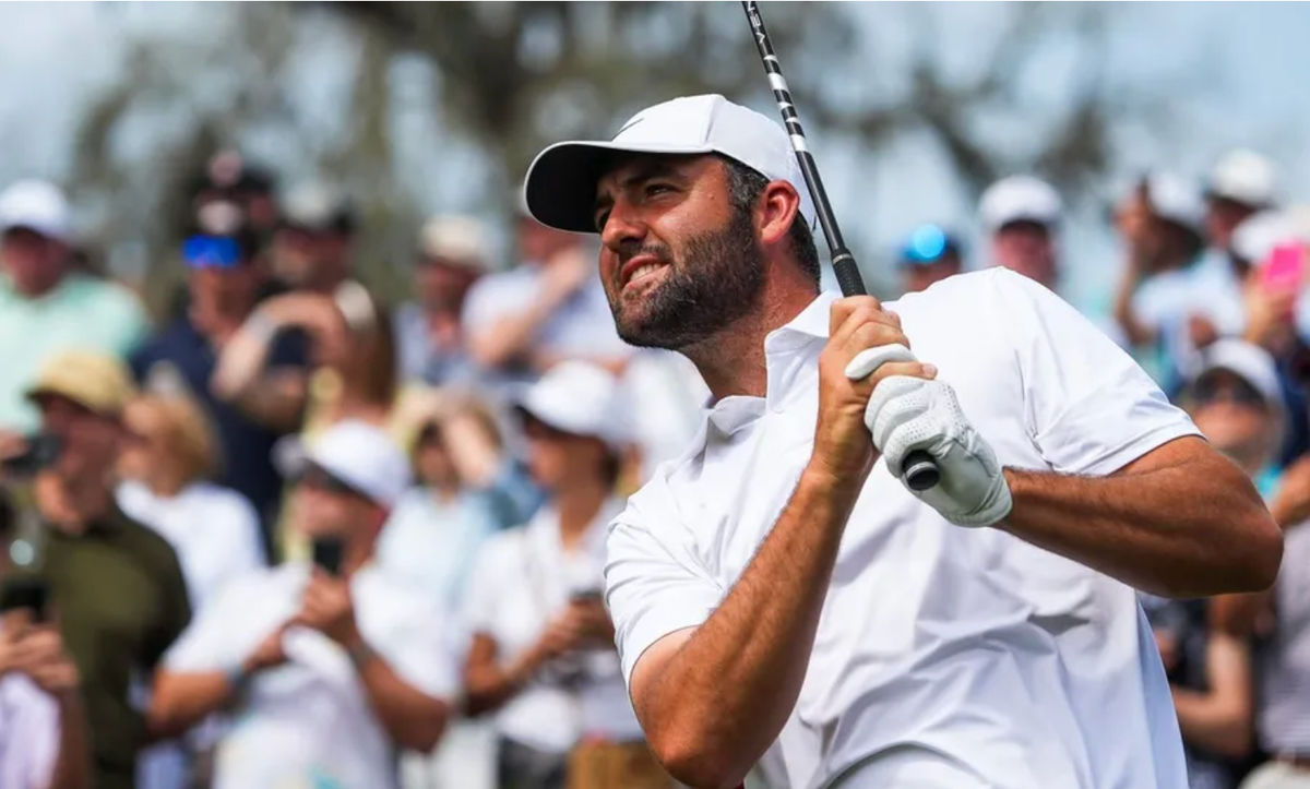 Scottie Scheffler realiza su golpe de salida en el hoyo 16 durante la tercera ronda del torneo de golf The Players Championship en TPC Sawgrass, en Ponte Vedra Beach, Florida, el sábado 14 de marzo de 2026. [Doug Engle/Florida Times-Union]