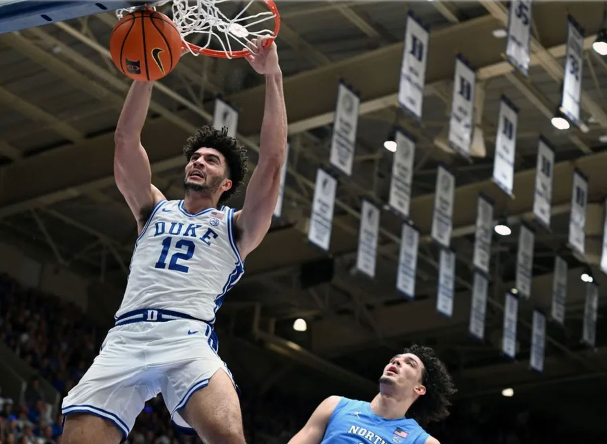 7 de março de 2026; Durham, Carolina do Norte, EUA; O ala do Duke Blue Devils, Cameron Boozer (12), faz uma enterrada durante o segundo tempo contra o North Carolina Tar Heels no Cameron Indoor Stadium. O Duke Blue Devils venceu por 76 a 61. Crédito obrigatório: Rob Kinnan-Imagn Images