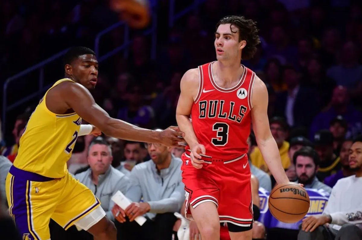 12 de marzo de 2026; Los Ángeles, California, EE. UU.; El base de los Chicago Bulls, Josh Giddey (3), controla el balón ante el alero de Los Angeles Lakers, Rui Hachimura (28), durante la segunda mitad en el Crypto.com Arena. Crédito obligatorio: Gary A. Vasquez-Imagn Images