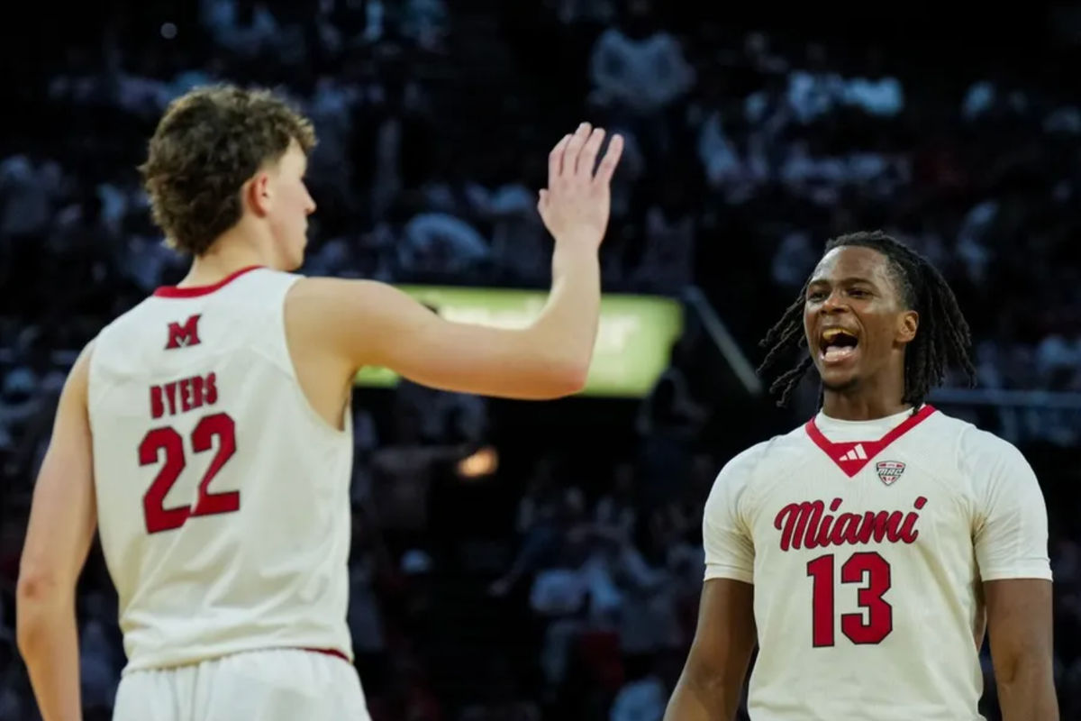 13 de fevereiro de 2026; Miami, Ohio, EUA; O atacante do Miami (OH) RedHawks, Antwone Woolfolk (13), reage com o companheiro de equipe, o atacante Brant Byers (22), durante uma parada no jogo contra o Ohio Bobcats no segundo tempo no Millett Hall. Crédito obrigatório: Aaron Doster-Imagn Images