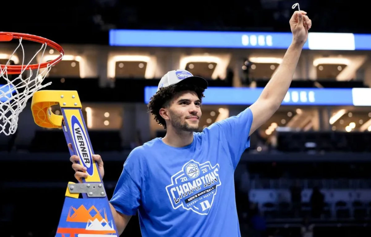 14 de marzo de 2026; Charlotte, Carolina del Norte, EE. UU.; Cameron Boozer (12), delantero de los Duke Blue Devils, corta la red tras derrotar a los Virginia Cavaliers en la final del Torneo de la Conferencia ACC masculino en el Spectrum Center. Crédito obligatorio: Bob Donnan-Imagn Images