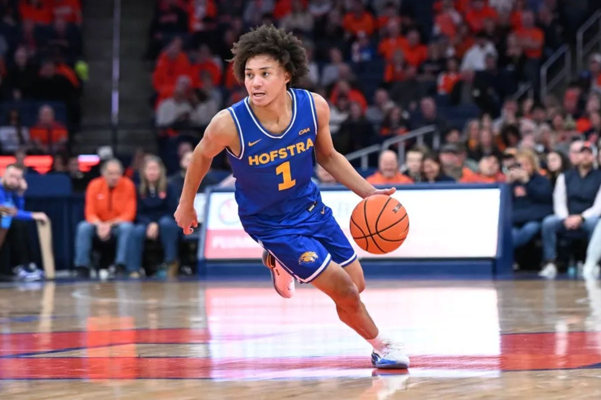 13 de diciembre de 2025; Syracuse, Nueva York, EE. UU.; El base de Hofstra Pride, Preston Edmead (1), dribla contra Syracuse Orange en la primera mitad en el JMA Wireless Dome. Crédito obligatorio: Mark Konezny-Imagn Images