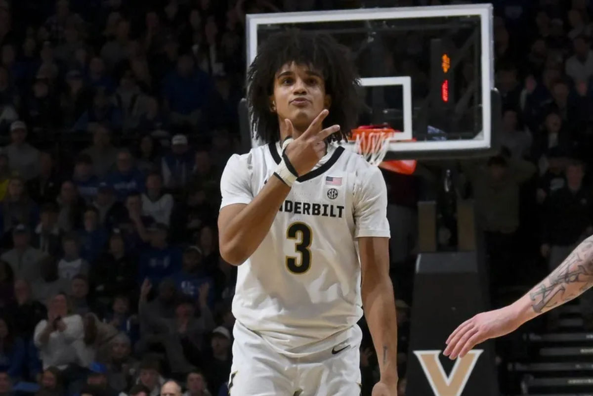27 de enero de 2026; Nashville, Tennessee, EE. UU.; El base de los Vanderbilt Commodores, Tyler Tanner (3), reacciona tras anotar un triple contra los Kentucky Wildcats durante la segunda mitad en el Memorial Gymnasium. Crédito obligatorio: Steve Roberts-Imagn Images