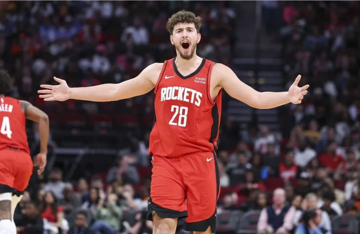 1 de enero de 2024; Houston, Texas, EE. UU.; El pívot de los Houston Rockets, Alperen Sengun (28), reacciona tras una jugada durante el tercer cuarto contra los Detroit Pistons en el Toyota Center. Créditos: Troy Taormina-USA TODAY Sports