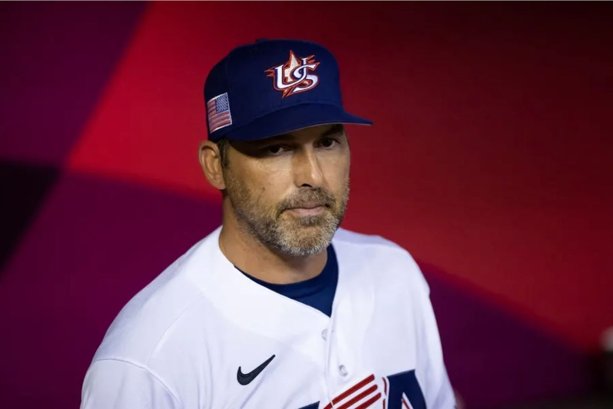 13 de março de 2023; Phoenix, Arizona, EUA; o técnico dos EUA, Mark DeRosa, antes do jogo contra o Canadá durante o Clássico Mundial de Beisebol no Chase Field. Crédito obrigatório: Mark J. Rebilas-Imagn Images