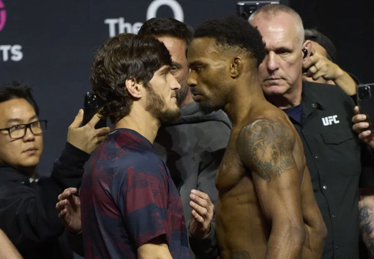 20 de marzo de 2026; Londres, REINO UNIDO; Movsar Evloev de Rusia y Lerone Murphy de Inglaterra se enfrentan en el pesaje para UFC Fight Night en el O2 Arena.
