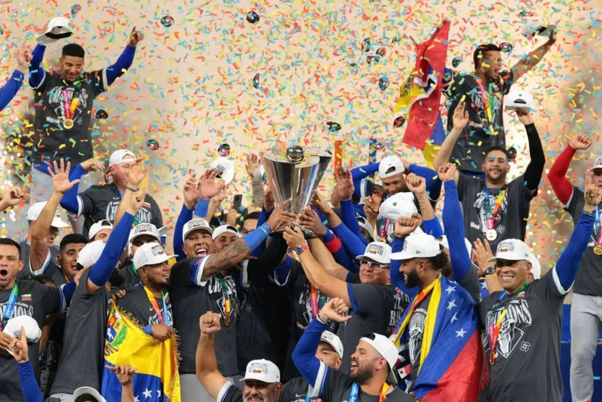 17 de marzo de 2026; Miami, FL, Estados Unidos; Venezuela reacciona en el escenario tras derrotar a Estados Unidos durante el partido final del Clásico Mundial de Béisbol 2026 en el IonDepot Park. Crédito obligatorio: Sam Navarro-Imagn Images