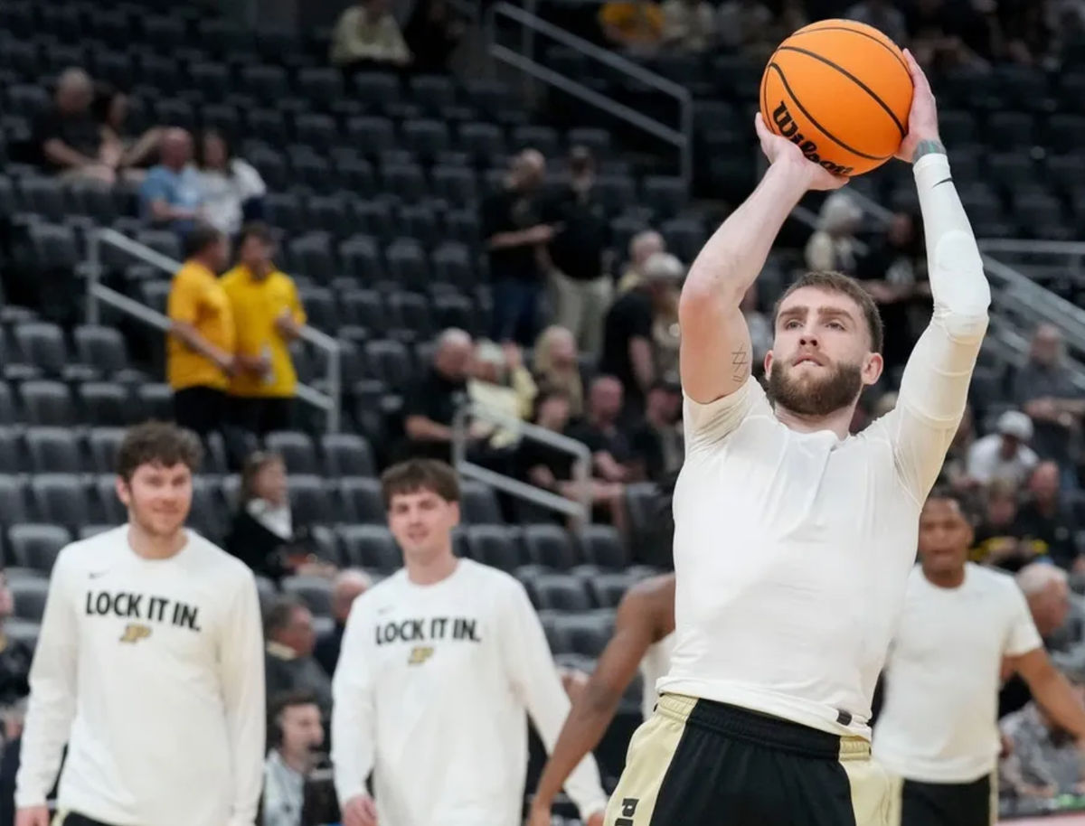 El base de los Purdue Boilermakers, Braden Smith (3), calienta antes de un partido de primera ronda del Torneo de la NCAA de los Purdue Boilermakers contra los Queens University of Charlotte Royals el viernes 20 de marzo de 2026 en el Enterprise Center en St. Louis.