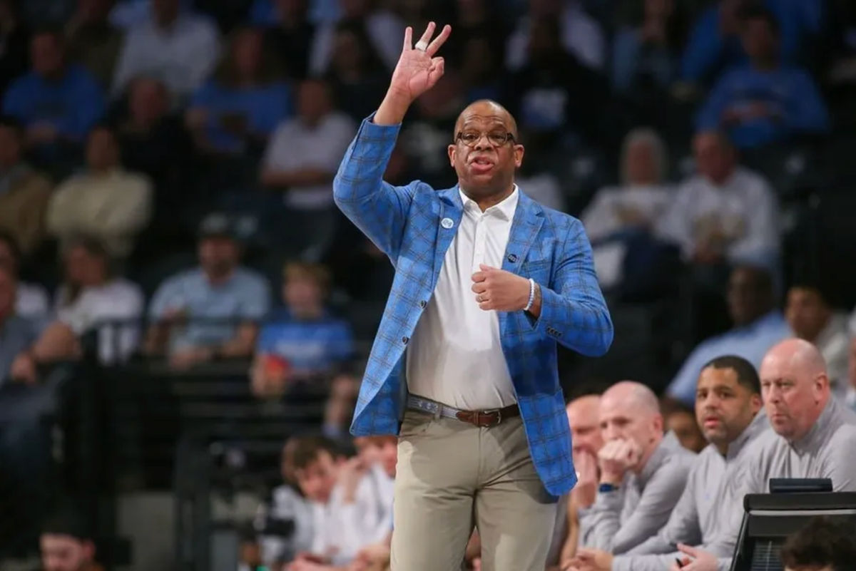 30 de enero de 2024; Atlanta, Georgia, EE. UU.; El entrenador en jefe de los North Carolina Tar Heels, Hubert Davis, indica una jugada contra los Georgia Tech Yellow Jackets en la primera mitad en el McCamish Pavilion. Créditos: Brett Davis-USA TODAY Sports
