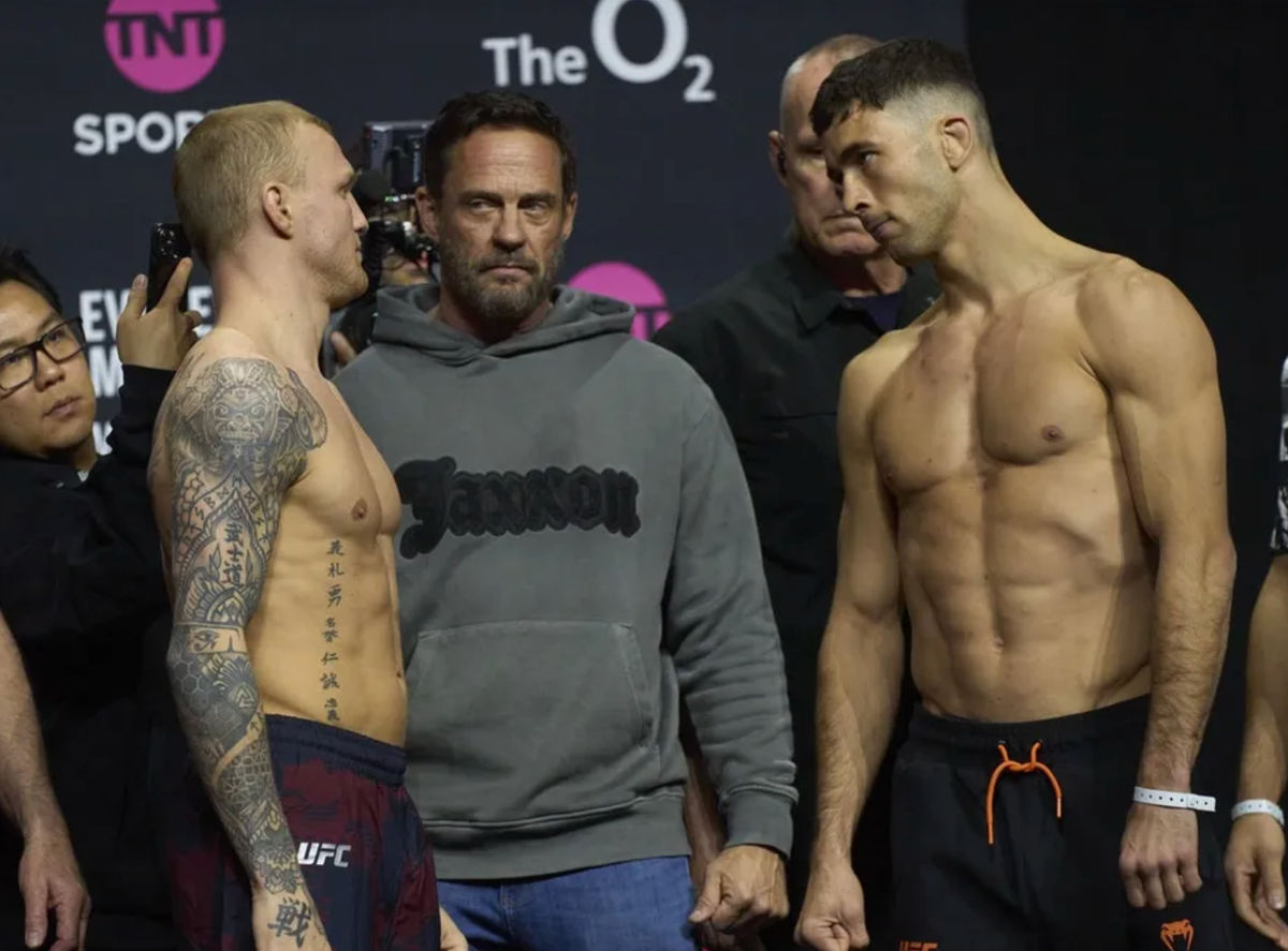 20 de março de 2026; Londres, REINO UNIDO; Axel Sola, da França, e Mason Jones, do País de Gales, na pesagem para o UFC Fight Night na O2 Arena. Crédito obrigatório: Peter van den Berg-Imagn Images