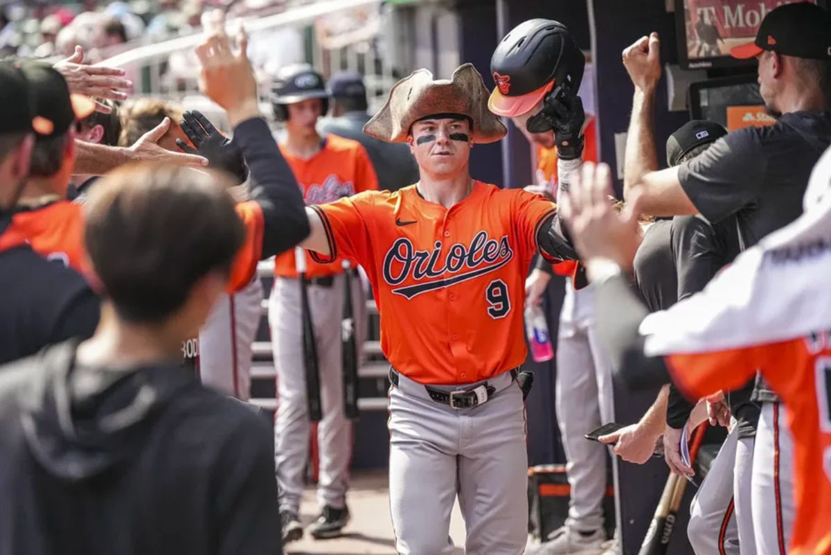 5 de julio de 2025; Cumberland, Georgia, EE. UU.; El jardinero derecho de los Baltimore Orioles, Tyler O'Neill (9), reacciona y se pone una gorra en el banquillo tras conectar un jonrón contra los Atlanta Braves durante la tercera entrada en el Truist Park. Crédito obligatorio: Dale Zanine-Imagn Images