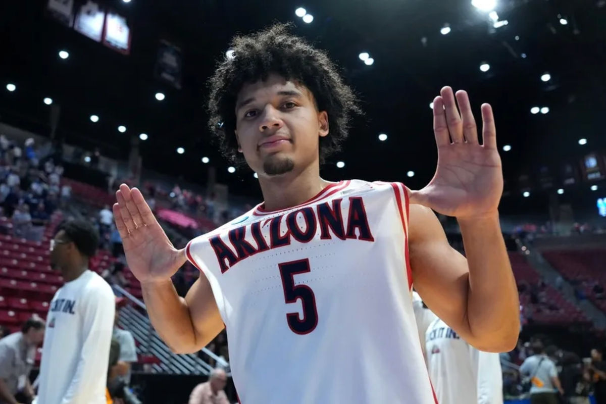 22 de março de 2026; San Diego, CA, EUA; O armador do Arizona Wildcats, Brayden Burries (5), comemora após derrotar o Utah State Aggies durante a segunda rodada do Torneio da NCAA de 2026 na Viejas Arena. Crédito obrigatório: Kirby Lee-Imagn Images