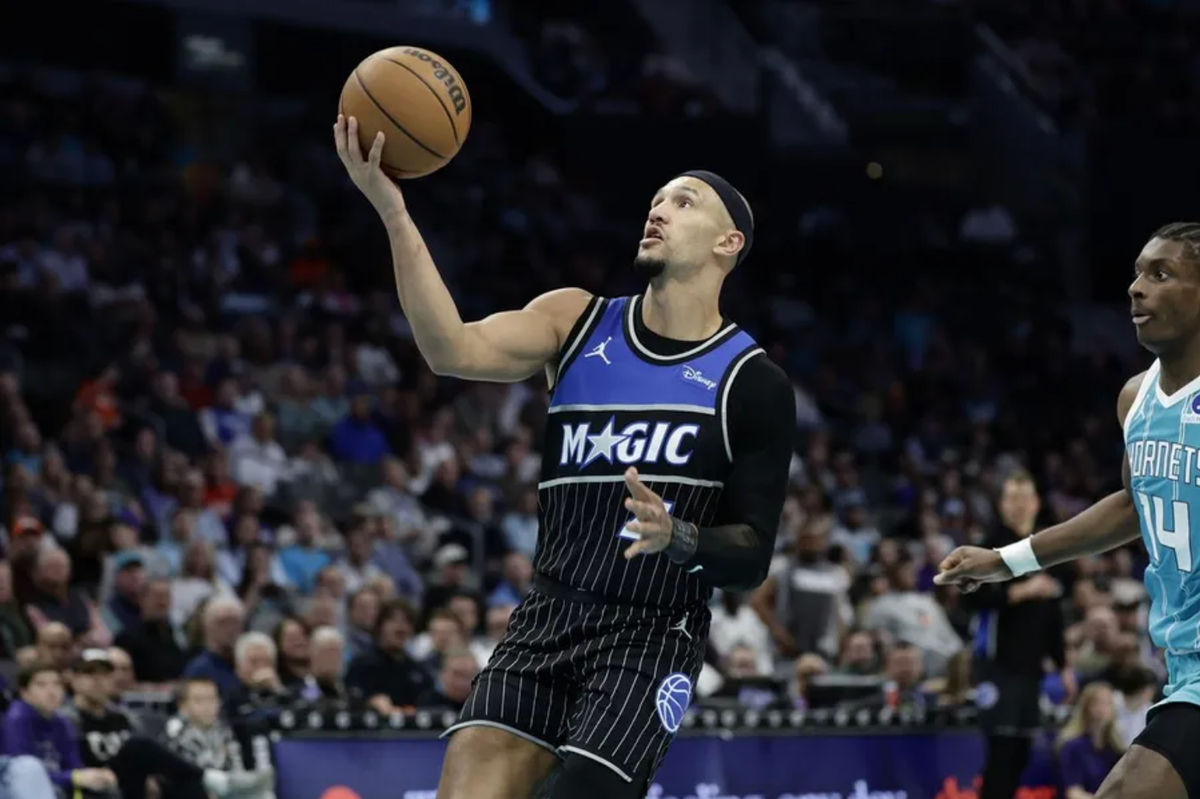 19 de marzo de 2026; Charlotte, Carolina del Norte, EE. UU.; El base de los Orlando Magic, Jalen Suggs (4), penetra hacia la canasta durante el tercer cuarto contra los Charlotte Hornets en el Spectrum Center. Crédito obligatorio: Brian Westerholt-Imagn Images