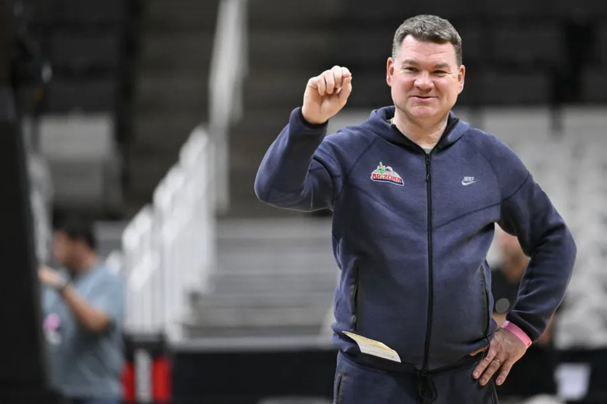25 de março de 2026; San Jose, CA, EUA; O técnico do Arizona Wildcats, Tommy Lloyd, conversa durante um treino antes da etapa regional oeste do Torneio da NCAA de 2026, no SAP Center. Crédito obrigatório: Eakin Howard-Imagn Images