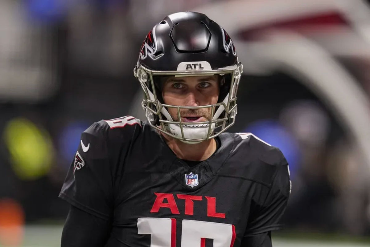 4 de janeiro de 2026; Atlanta, Geórgia, EUA; O quarterback do Atlanta Falcons, Kirk Cousins (18), em campo antes do jogo contra o New Orleans Saints no Mercedes-Benz Stadium. Crédito obrigatório: Dale Zanine-Imagn Images