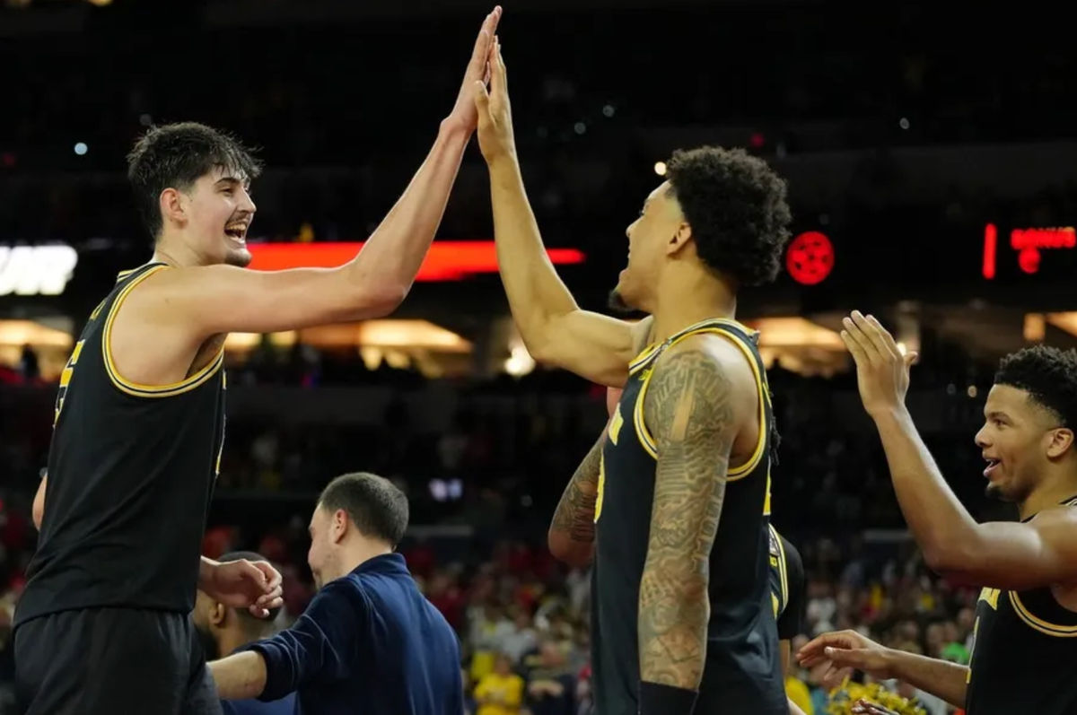 4 de abril de 2026; Indianápolis, IN, EE. UU.; El pívot de los Michigan Wolverines, Aday Mara (15), choca las cinco con el alero Yaxel Lendeborg (23) durante la segunda mitad de una semifinal de la Final Four del Torneo de Baloncesto Masculino de la NCAA 2026 en el Lucas Oil Stadium. Crédito obligatorio: Bob Donnan-Imagn Images