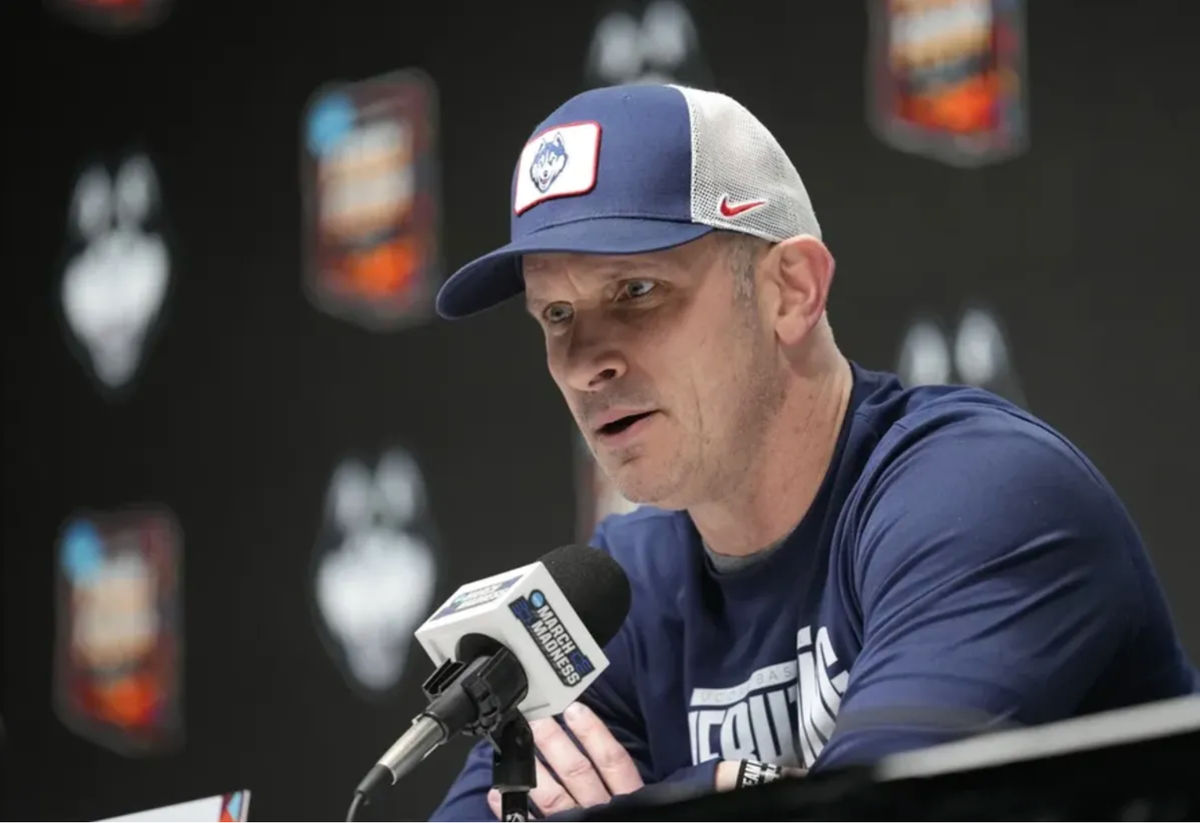 5 de abril de 2024; Glendale, Arizona, EUA; O técnico do Connecticut Huskies, Dan Hurley, fala em uma coletiva de imprensa durante o treino antes da Final Four do Torneio da NCAA de 2024 no State Farm Stadium. Crédito obrigatório: Michael Chow/Arizona Republic-Imagn Images