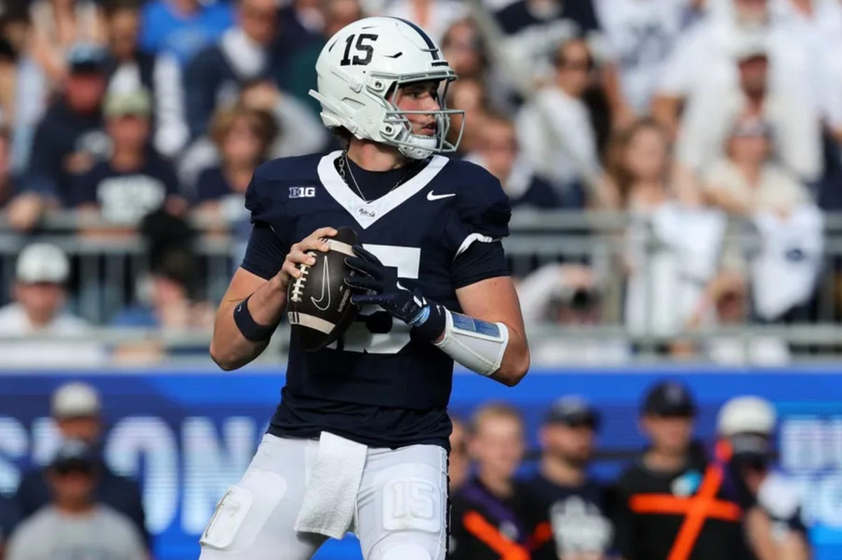 11 de outubro de 2025; University Park, Pensilvânia, EUA; O quarterback do Penn State Nittany Lions, Drew Allar (15), tenta um passe durante o primeiro quarto contra o Northwestern Wildcats no Beaver Stadium. Crédito obrigatório: Matthew O'Haren-Imagn Images