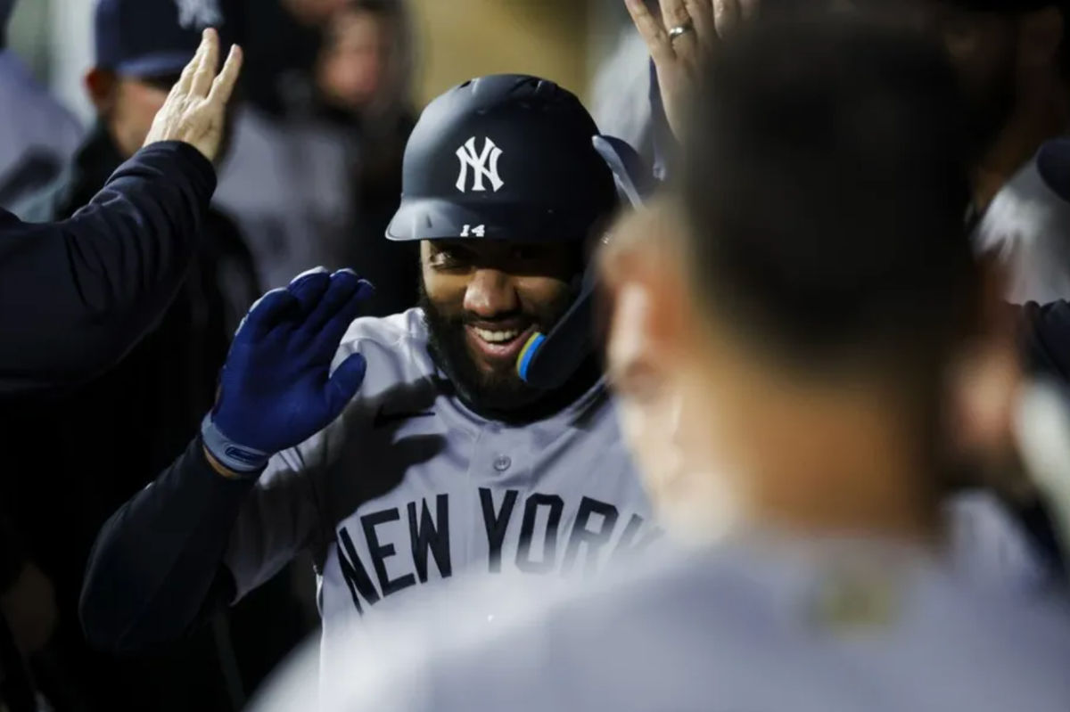 30 de março de 2026; Seattle, Washington, EUA; O rebatedor reserva do New York Yankees, Amed Rosario (14), cumprimenta seus companheiros de equipe no banco de reservas após rebater uma bola alta que resultou em uma corrida impulsionada, em um jogo de sacrifício, contra o Seattle Mariners durante a sétima entrada no T-Mobile Park. Crédito obrigatório: Joe Nicholson-Imagn Images