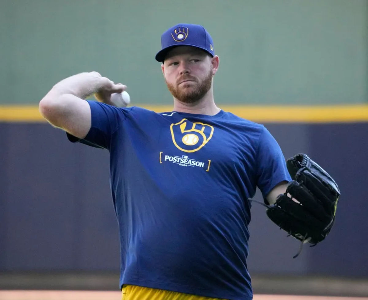 Brandon Woodruff faz alguns arremessos antes da série de playoffs do Wild Card da Liga Nacional do Milwaukee Brewers, na terça-feira, 30 de setembro de 2024, no American Family Field, em Milwaukee. - Mike De Sisti / Milwaukee Journal Sentinel
