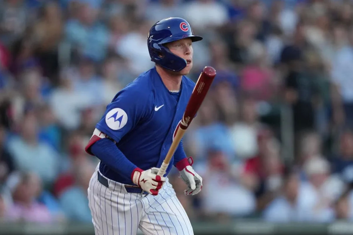 20 de março de 2026; Mesa, Arizona, EUA; O jogador de campo central do Chicago Cubs, Pete Crow-Armstrong (4), rebate contra o Cincinnati Reds na primeira entrada no Sloan Park. Crédito obrigatório: Rick Scuteri-Imagn Images