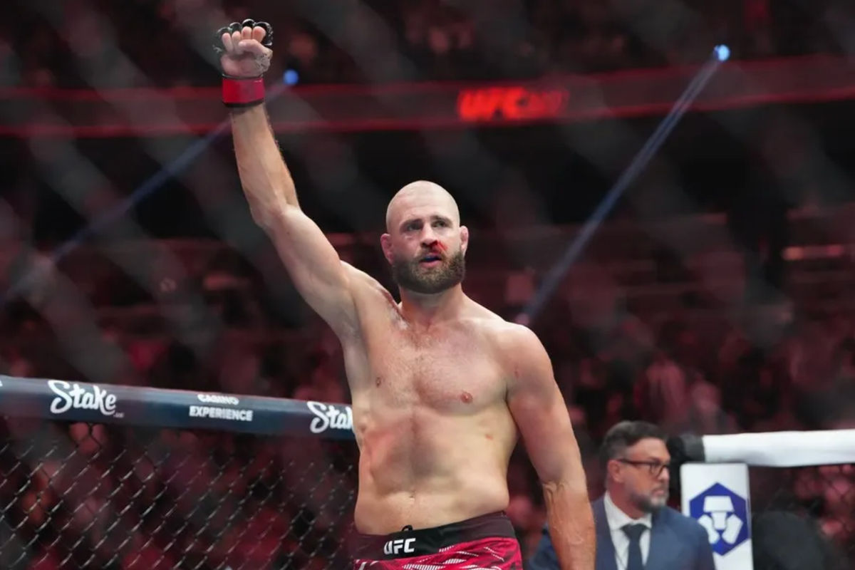 4 de octubre de 2025; Las Vegas, Nevada, ESTADOS UNIDOS; Jiri Prochazka (guantes rojos) reacciona tras la pelea contra Khalil Rountree Jr. (guantes azules) durante el UFC 320 en el T-Mobile Arena. Crédito obligatorio: Stephen R. Sylvanie-Imagn Images