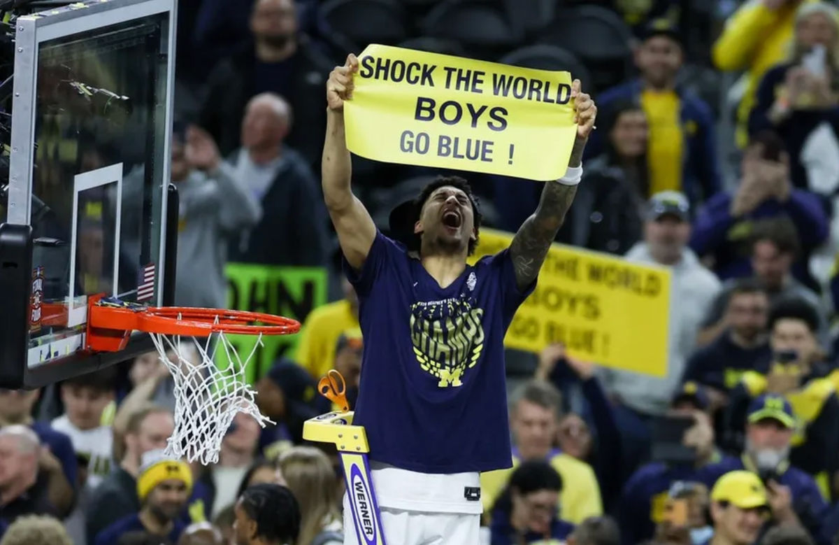 6 de abril de 2026; Indianápolis, IN, EE. UU.; El alero de los Michigan Wolverines, Yaxel Lendeborg (23), corta la red tras derrotar a los UConn Huskies en la final del campeonato nacional de la Final Four del Torneo de Baloncesto Masculino de la NCAA 2026 en el Lucas Oil Stadium. Crédito obligatorio: Trevor Ruszkowski-Imagn Images