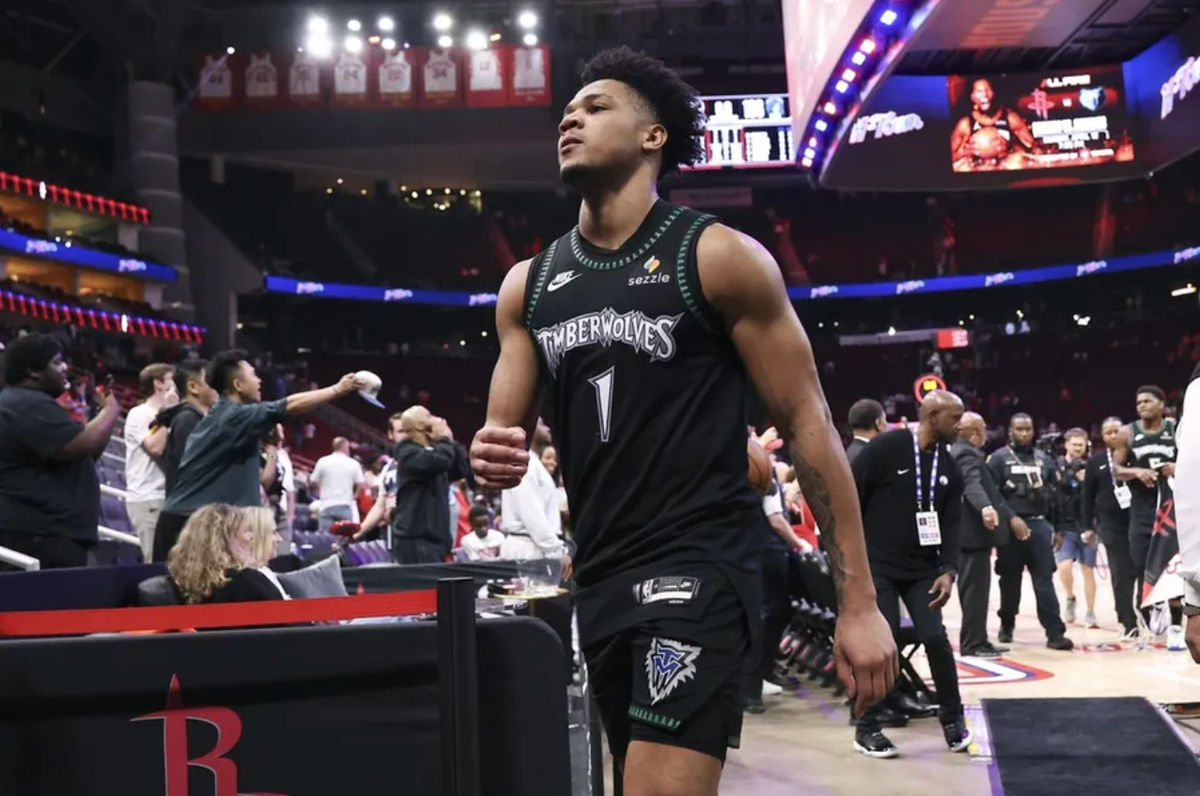 10 de abril de 2026; Houston, Texas, EE. UU.; El escolta/alero de los Minnesota Timberwolves, Terrence Shannon Jr. (1), abandona la cancha tras el partido contra los Houston Rockets en el Toyota Center. Crédito obligatorio: Troy Taormina-Imagn Images