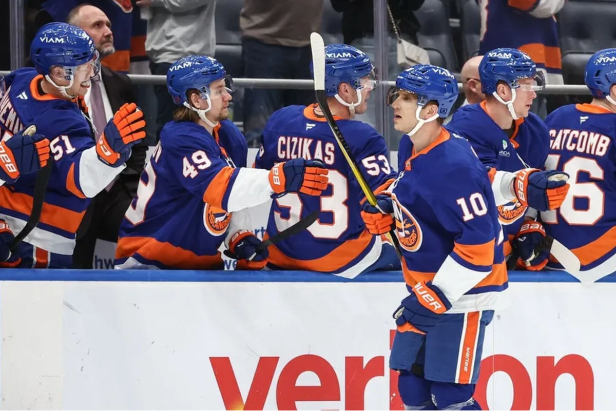 9 de abril de 2026; Elmont, Nova Iorque, EUA; O atacante Brayden Schenn (10) do New York Islanders comemora com seus companheiros de equipe após marcar um gol no primeiro período contra o Toronto Maple Leafs na UBS Arena. Crédito obrigatório: Wendell Cruz-Imagn Images