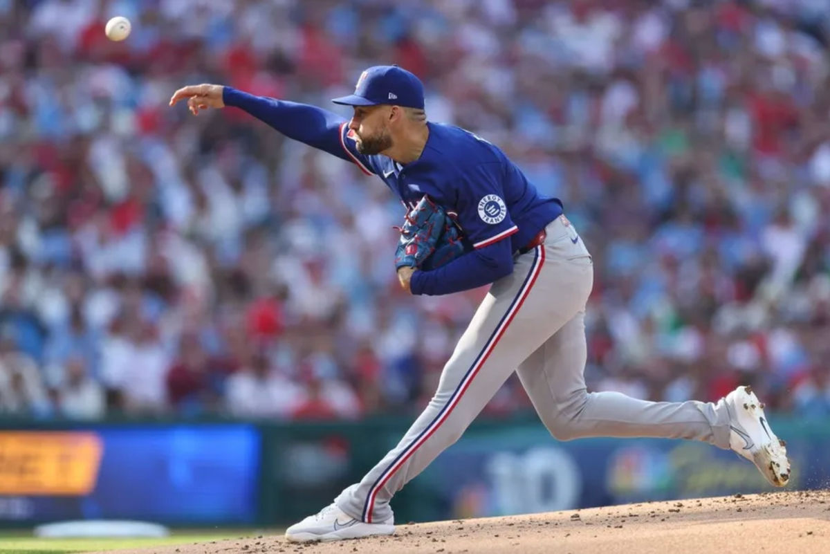 26 de marzo de 2026; Filadelfia, Pensilvania, EE. UU.; El lanzador de los Texas Rangers, Nathan Eovaldi (17), realiza un lanzamiento durante la primera entrada contra los Philadelphia Phillies en el Citizens Bank Park. Crédito obligatorio: Bill Streicher-Imagn Images