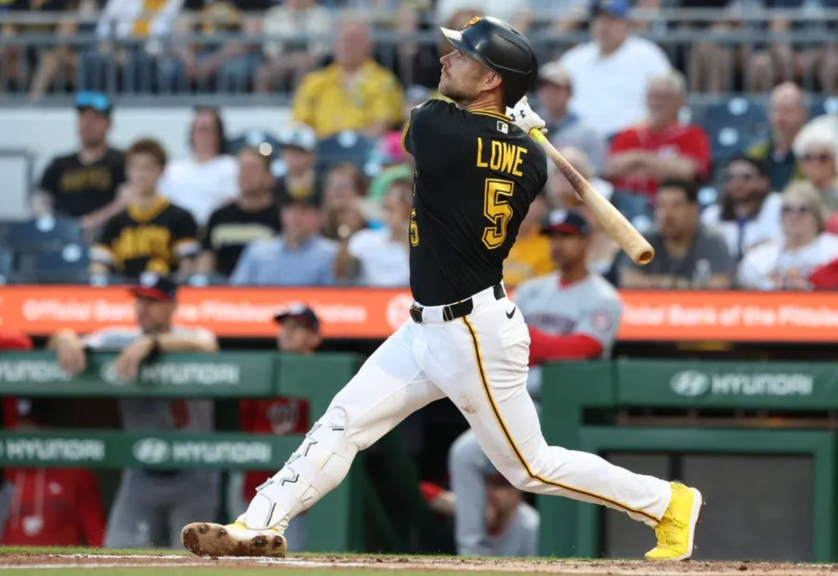 13 de abril de 2026; Pittsburgh, Pensilvânia, EUA; O segunda base do Pittsburgh Pirates, Brandon Lowe (5), rebate uma simples de duas corridas contra o Washington Nationals durante a segunda entrada no PNC Park. Crédito obrigatório: Charles LeClaire-Imagn Images