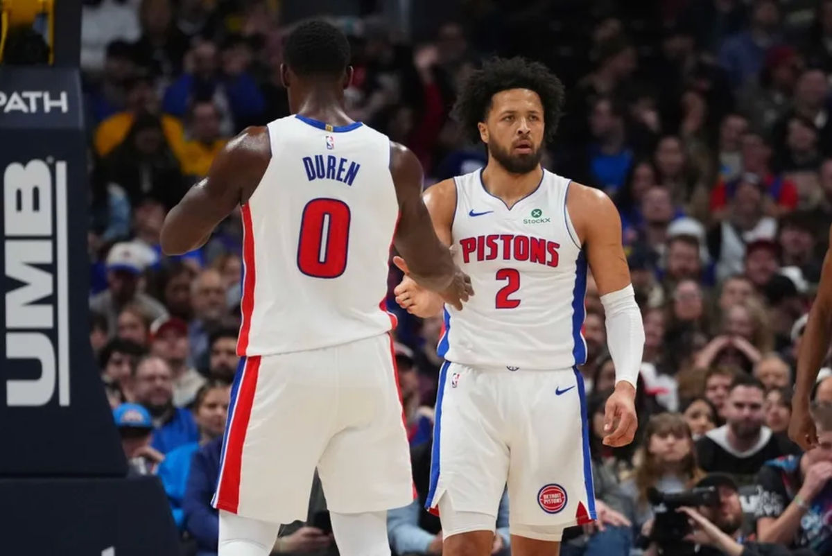 27 de enero de 2026; Denver, Colorado, EE. UU.; El base de los Detroit Pistons, Cade Cunningham (2), y el pívot Jalen Duren (0) reaccionan a una falta pitada en el primer cuarto contra los Denver Nuggets en el Ball Arena. Crédito obligatorio: Ron Chenoy-Imagn Images