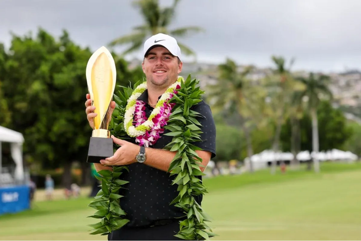 18 de janeiro de 2026; Honolulu, Havaí, EUA; Chris Gotterup segura o troféu de campeão após vencer o Sony Open no Havaí. Crédito obrigatório: Marco Garcia-Imagn Images