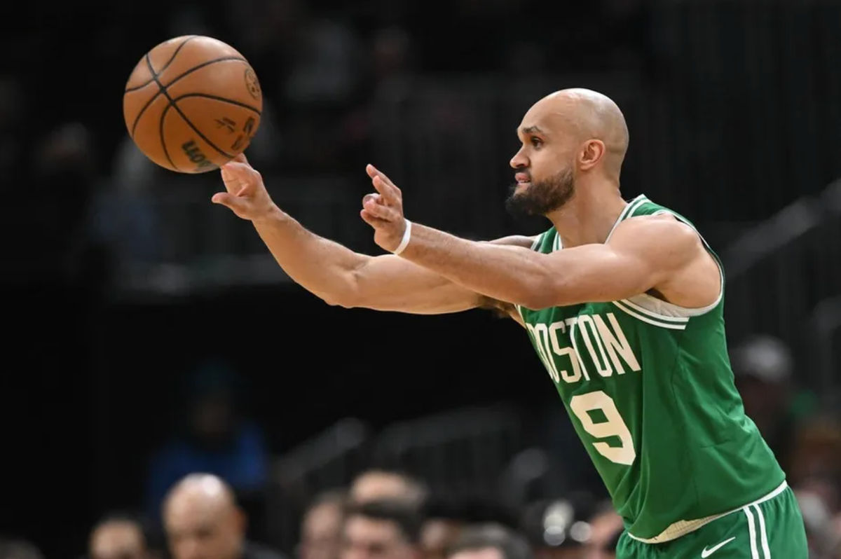 21 de abril de 2026; Boston, Massachusetts, EE. UU.; El base de los Boston Celtics, Derrick White (9), pasa el balón contra los Philadelphia 76ers en la primera mitad del segundo partido de la primera ronda de los Playoffs de la NBA de 2026 en el TD Garden. Crédito obligatorio: Brian Fluharty-Imagn Images