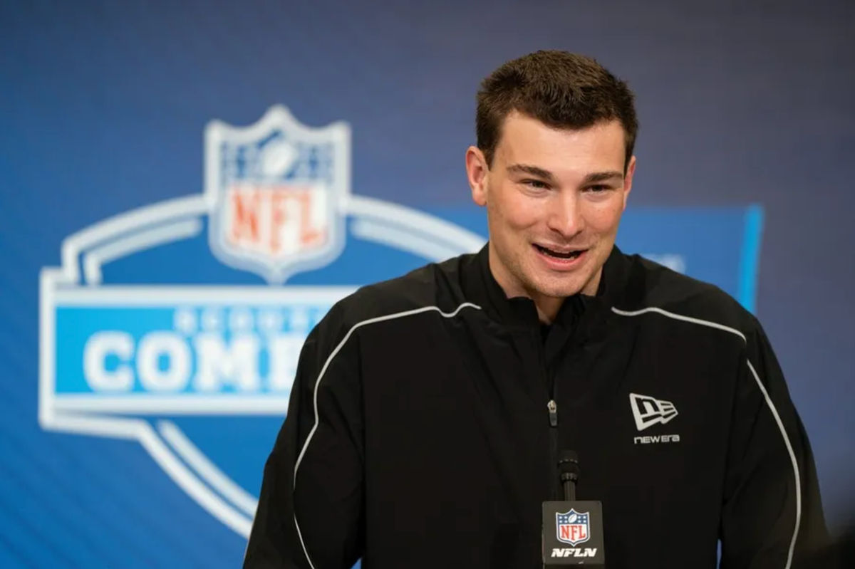 27 de fevereiro de 2026; Indianápolis, IN, EUA; O quarterback do Indiana, Fernando Mendoza (QB11), conversa com membros da imprensa durante o NFL Combine no Indiana Convention Center. Crédito obrigatório: Jacob Musselman-Imagn Images