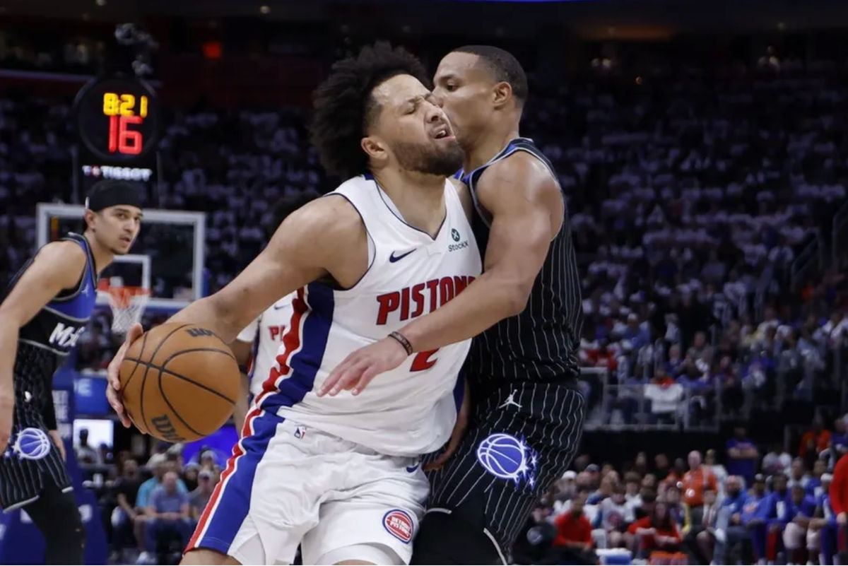 22 de abril de 2026; Detroit, Michigan, EE. UU.; El base de los Detroit Pistons, Cade Cunningham (2), es defendido por el base de los Orlando Magic, Desmond Bane (3), en la segunda mitad del segundo partido de la primera ronda de los Playoffs de la NBA de 2026 en el Little Caesars Arena. Crédito obligatorio: Rick Osentoski-Imagn Images