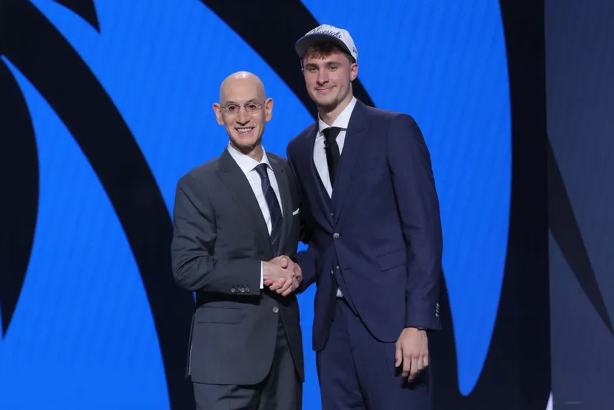 25 de junio de 2025; Brooklyn, NY, EE. UU.; Cooper Flagg posa con el comisionado de la NBA, Adam Silver, tras ser seleccionado como primera elección general por los Dallas Mavericks en la primera ronda del Draft de la NBA de 2025 en el Barclays Center. Crédito obligatorio: Brad Penner-Imagn Images