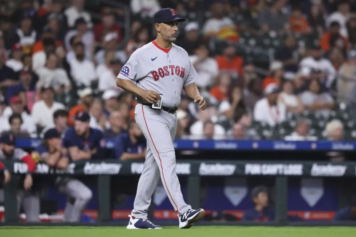 30 de março de 2026; Houston, Texas, EUA; O técnico do Boston Red Sox, Alex Cora, caminha até o montinho para uma substituição de arremessador durante a quinta entrada contra o Houston Astros no Daikin Park. Crédito obrigatório: Troy Taormina-Imagn Images