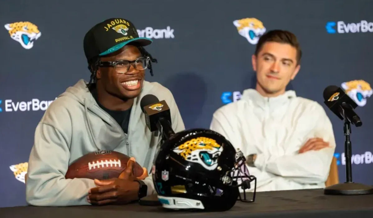 O recebedor e defensor Travis Hunter, do Colorado Buffaloes, escolhido na primeira rodada do draft pelo Jacksonville Jaguars (à esquerda), responde a perguntas enquanto o gerente geral James Gladstone (à direita) está sentado ao seu lado durante uma coletiva de imprensa na sexta-feira, 25 de março de 2025, no Miller Electric Center em Jacksonville, Flórida. [Doug Engle/Florida Times-Union]
