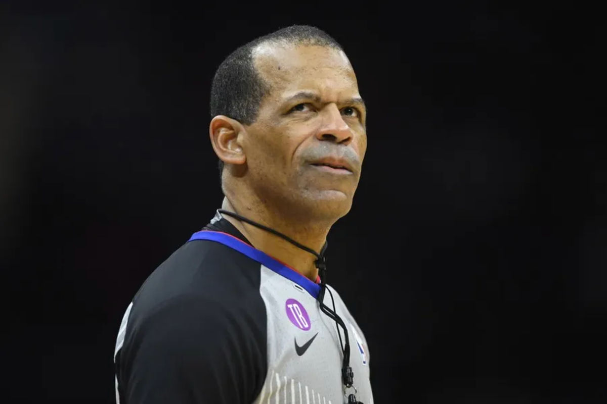 8 de febrero de 2023; Cleveland, Ohio, EE. UU.; El árbitro de la NBA Eric Lewis (42) se encuentra en la cancha durante el tercer cuarto del partido entre los Cleveland Cavaliers y los Detroit Pistons en el Rocket Mortgage FieldHouse. Crédito obligatorio: David Richard-Imagn Images