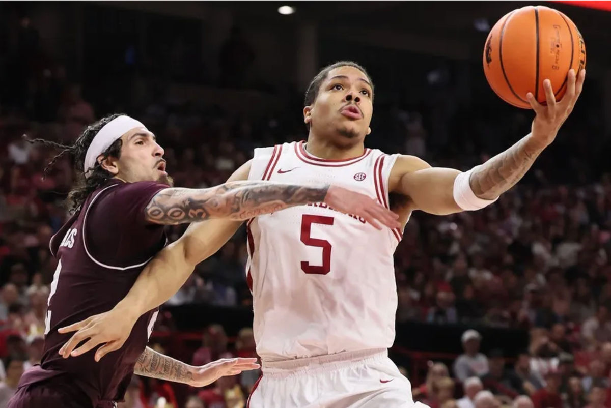 25 de febrero de 2026; Fayetteville, Arkansas; El escolta de los Arkansas Razorbacks, Darius Acuff Jr., y el escolta de los Texas A&M Aggies, Pop Isaacs (2), penetran a canasta durante la segunda mitad en el Bud Walton Arena. Arkansas ganó 99-84. Crédito obligatorio: Nelson Chenault-Imagn Images