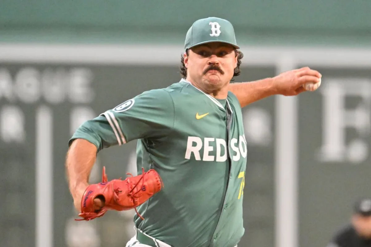 29 de agosto de 2025; Boston, Massachusetts, EE. UU.; El lanzador abridor de los Boston Red Sox, Payton Tolle (70), lanza contra los Pittsburgh Pirates durante la primera entrada en Fenway Park. Crédito obligatorio: Eric Canha-Imagn Images