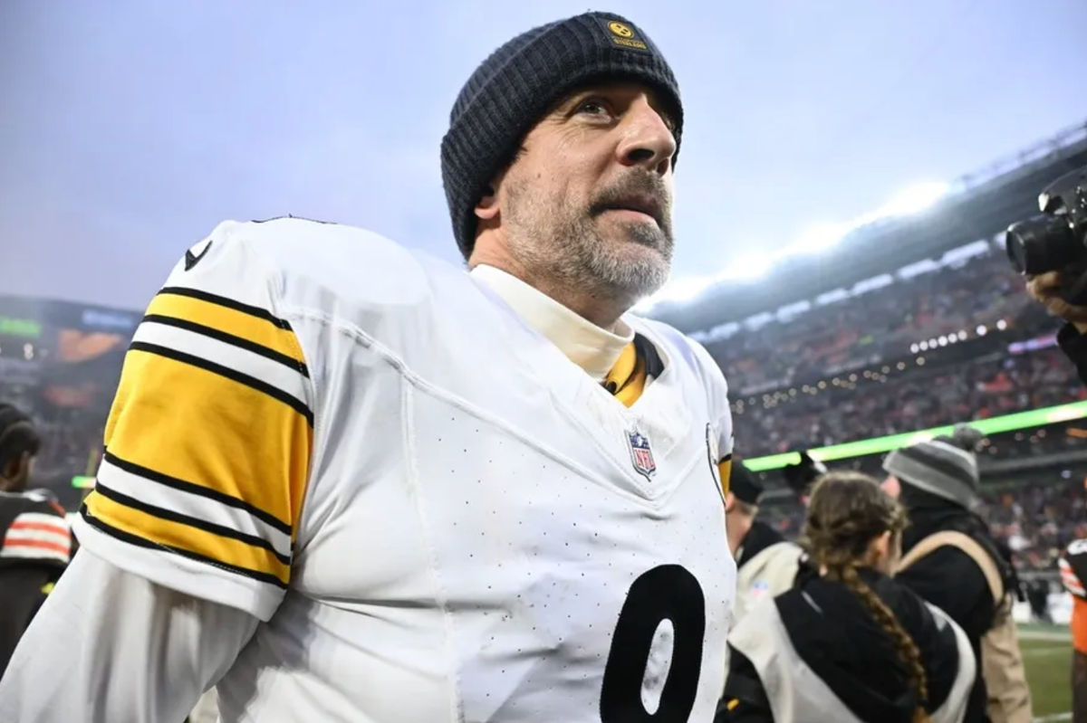 28 de dezembro de 2025; Cleveland, Ohio, EUA; O quarterback do Pittsburgh Steelers, Aaron Rodgers (8), observa após o jogo contra o Cleveland Browns no Huntington Bank Field. Crédito obrigatório: Ken Blaze-Imagn Images