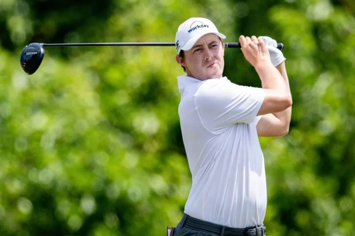 25 de abril de 2026; Avondale, Louisiana, EUA; Matt Fitzpatrick acerta a tacada inicial no buraco 2 durante a terceira rodada do torneio de golfe Zurich Classic de Nova Orleans. Crédito obrigatório: Stephen Lew-Imagn Images