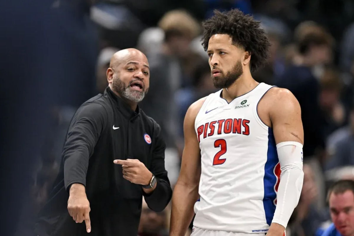 18 de diciembre de 2025; Dallas, Texas, EE. UU.; El entrenador de los Detroit Pistons, J.B. Bickerstaff, habla con el base Cade Cunningham (2) durante el primer cuarto del partido contra los Dallas Mavericks en el American Airlines Center. Crédito obligatorio: Jerome Miron-Imagn Images