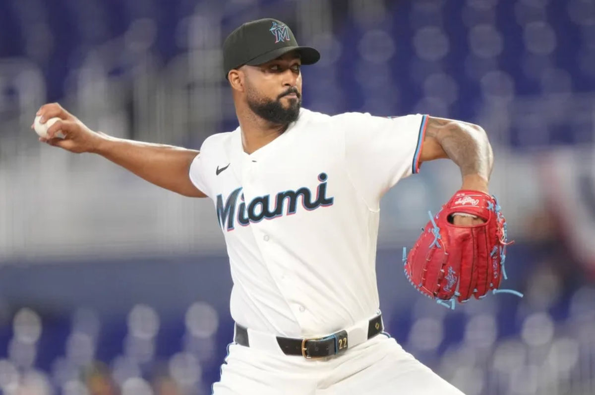 1 de abril de 2026; Miami, Florida, EE. UU.; El lanzador abridor de los Miami Marlins, Sandy Alcántara (22), lanza contra los Chicago White Sox en la primera entrada en IonDepot Park. Crédito obligatorio: Jim Rassol-Imagn Images